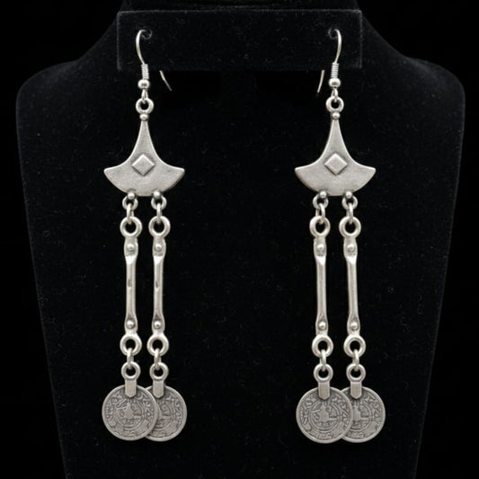 Pendientes largos de zamak con flecos y monedas - Estilo boho hipoalergénicos - Joyería Osnor
