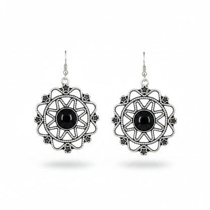 Pendientes de mandala de zamak con piedra negra central - Diseño étnico elegante - Joyería Osnor
