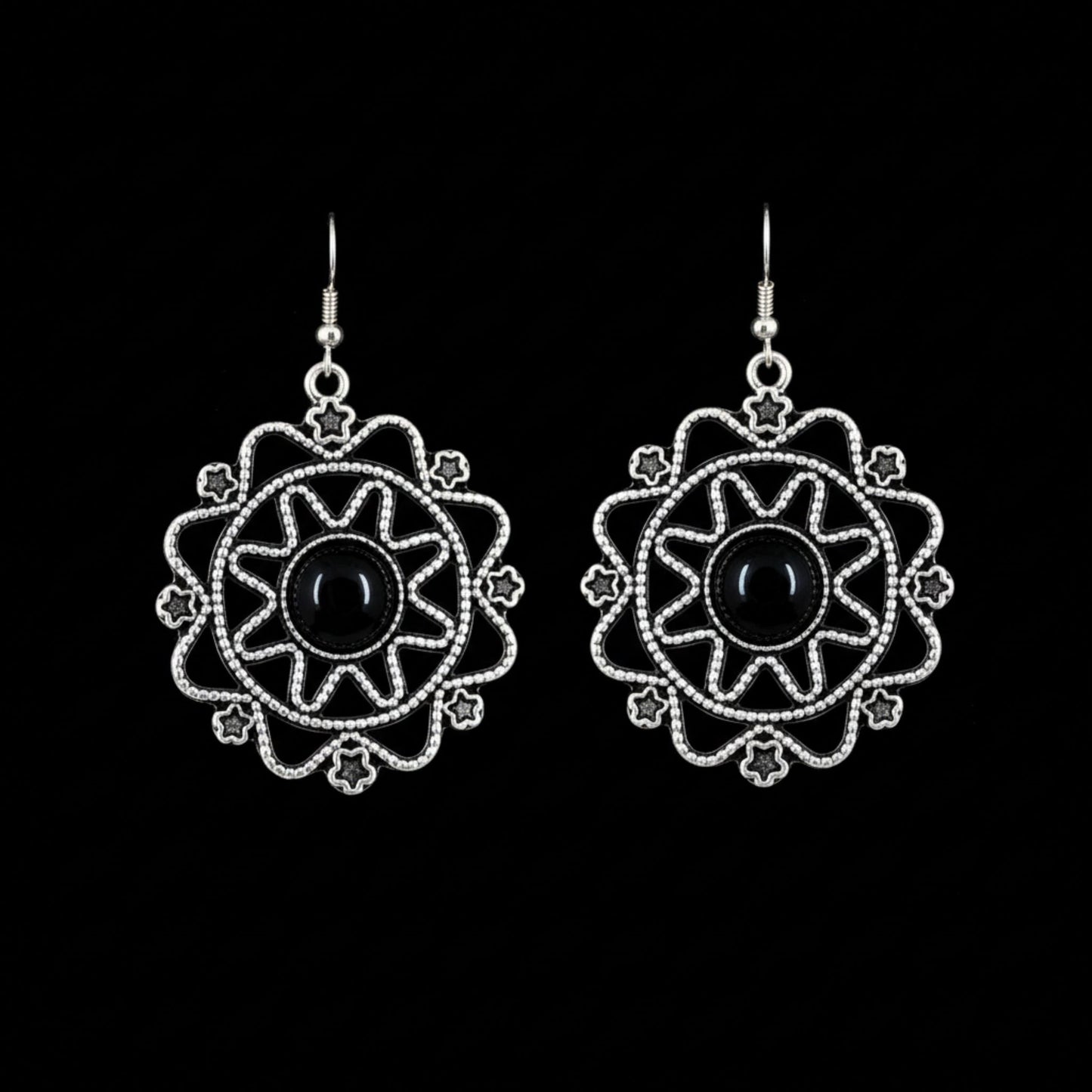 Pendientes de mandala de zamak con piedra negra central - Diseño étnico elegante - Joyería Osnor
