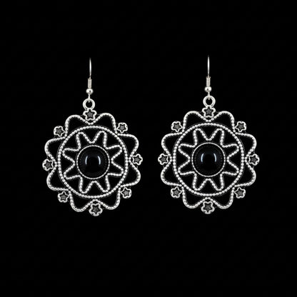 Pendientes de mandala de zamak con piedra negra central - Diseño étnico elegante - Joyería Osnor
