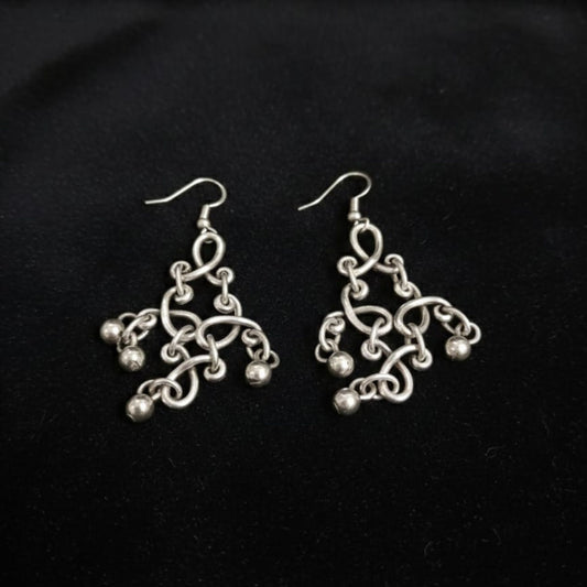 Pendientes de zamak con diseño de arabescos y bolas - Estilo vintage hipoalergénicos - Joyería Osnor
