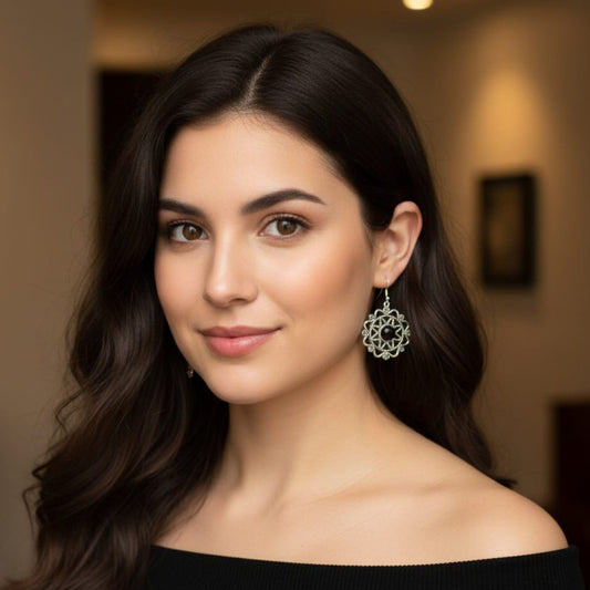 Chica luciendo Pendientes de mandala de zamak con piedra negra puestos - Joyería étnica elegante - Joyería Osnor
