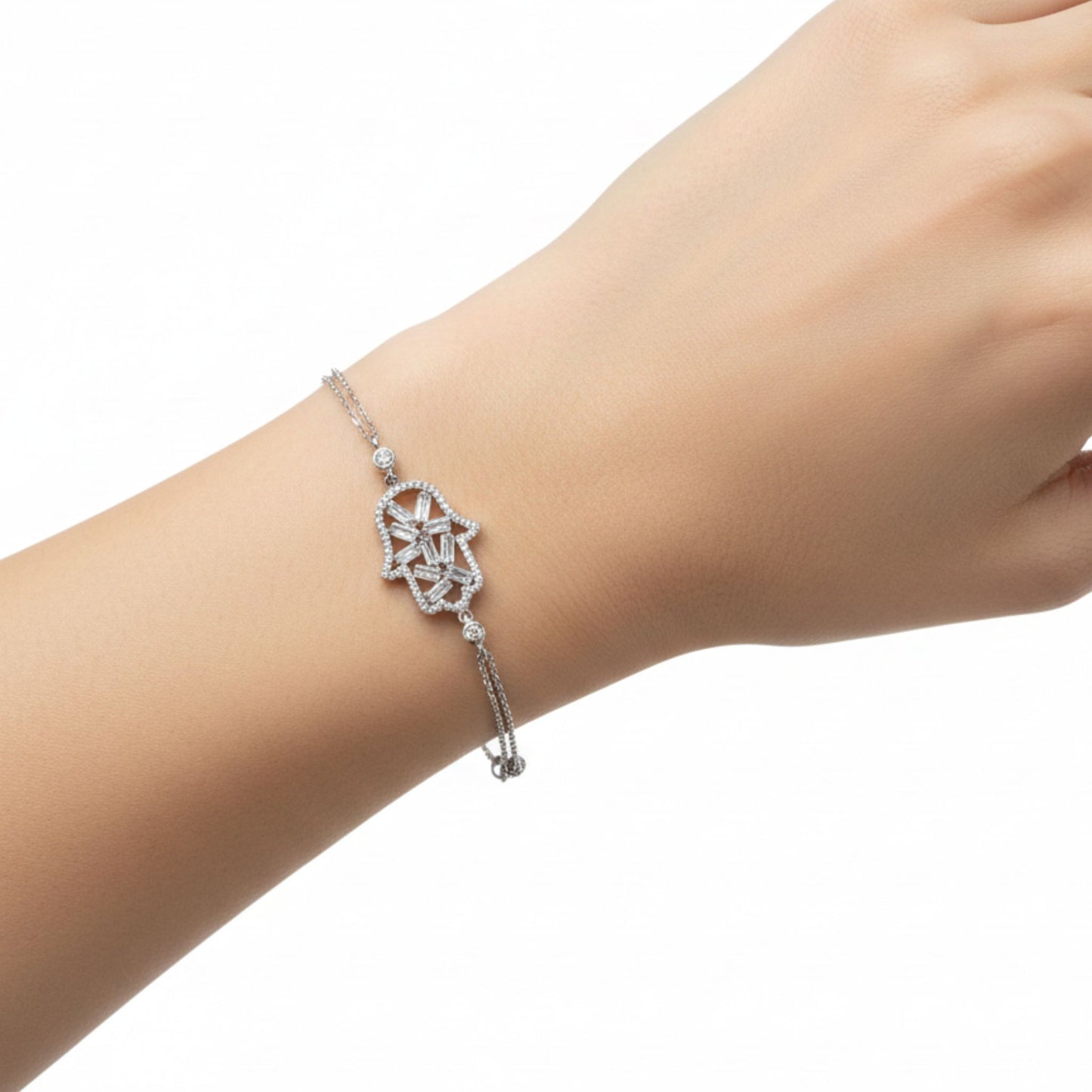 Mujer Luciendo Pulsera Mano Fátima Plata Acabado Rodio con Circonitas. Joyeria Osnor