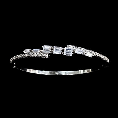 Pulsera Brazalete Acero Plateado con Circonitas Engastadas Cierre Lateral de Seguridad