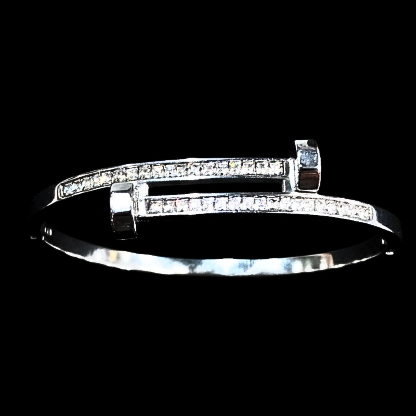 Brazalete Rígido Plateado con Circonitas Engastadas | Cierre Lateral