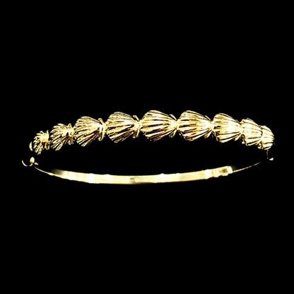 Brazalete Rígido Dorado Labrado Conchas Acero Chapado Oro 14K