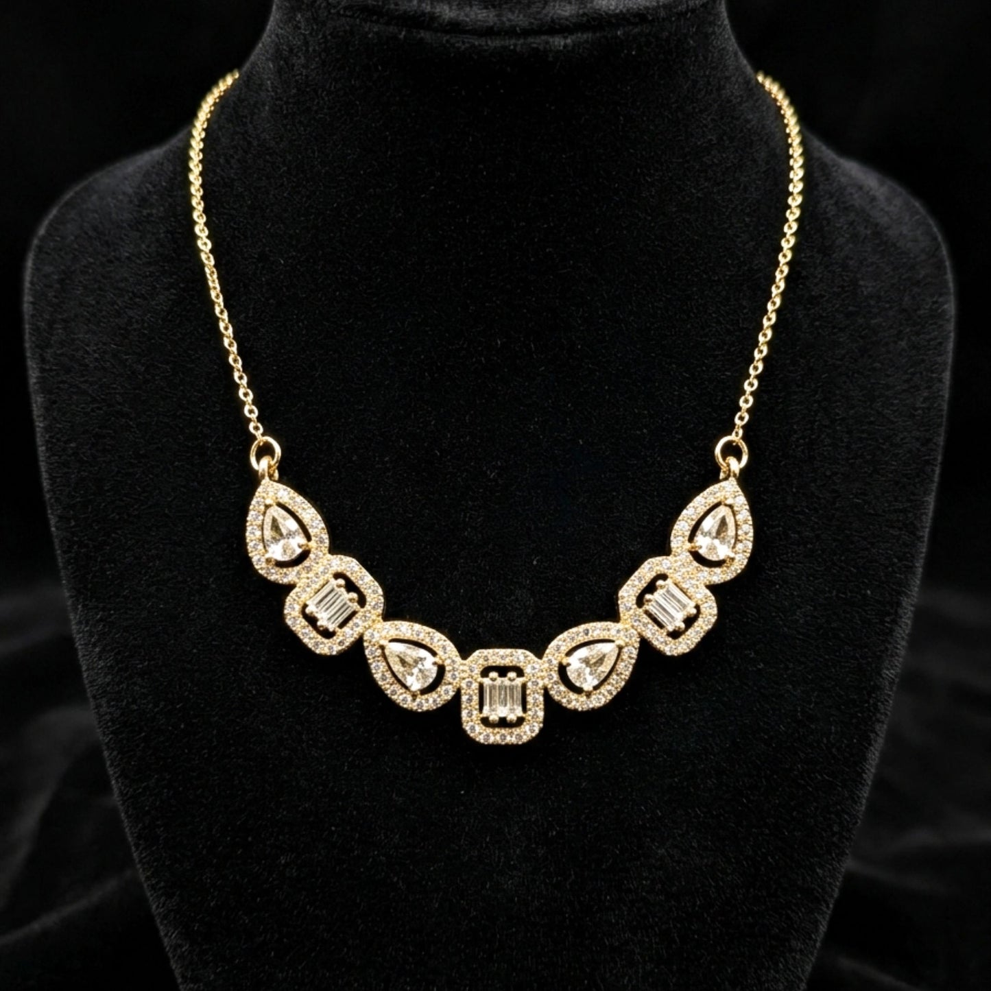 Collar Gargantilla Dorado con Circonitas Blancas Diseño Elegante