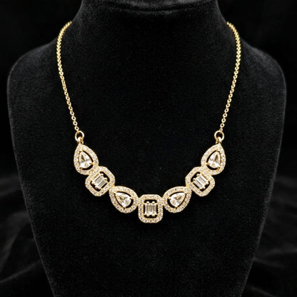 Collar Gargantilla Dorado con Circonitas Blancas Diseño Elegante