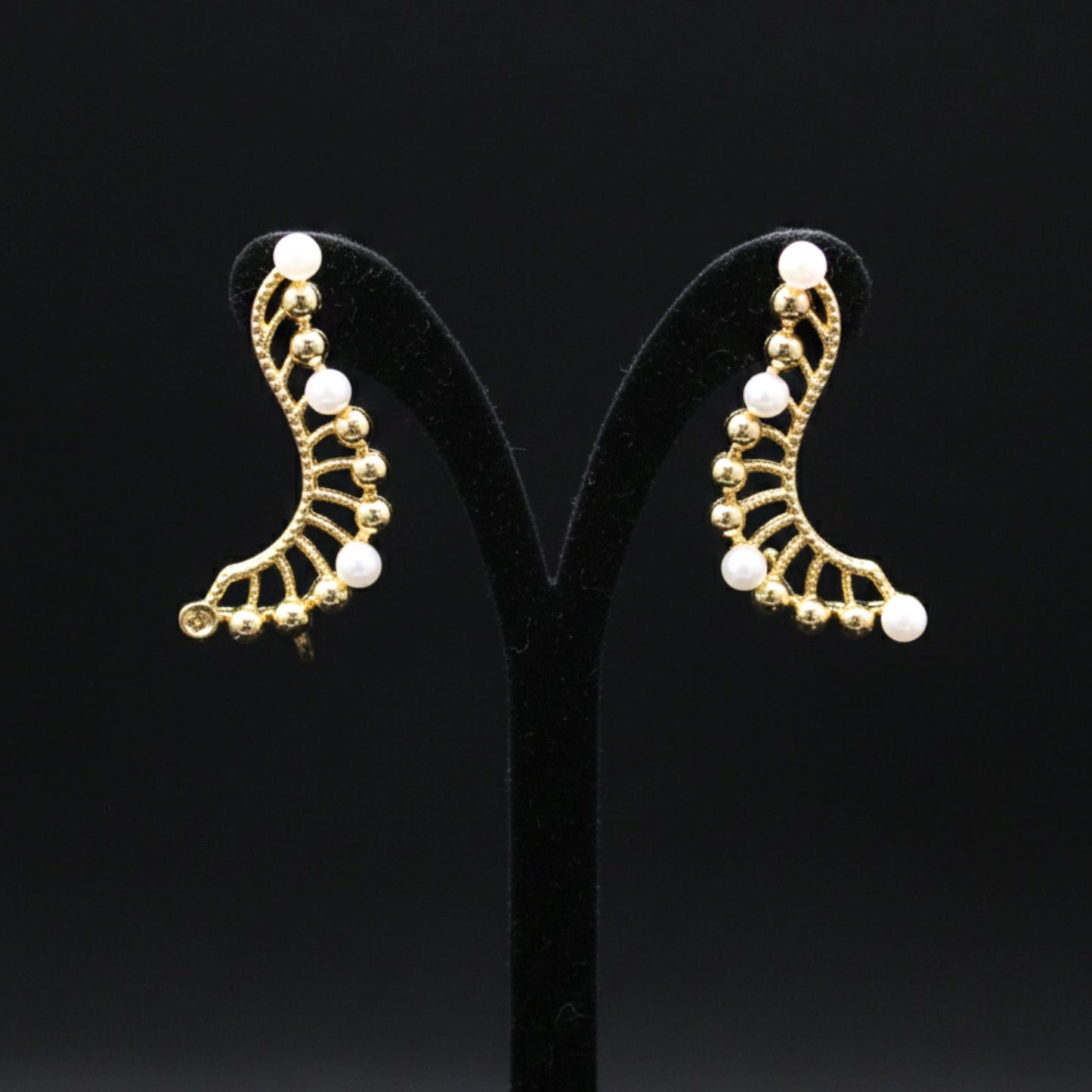 Pendientes Ear Cuff Dorado Calado con Perlas | Acero Chapado Oro 14K