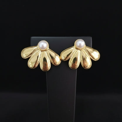 Pendientes Abanico Dorado con Perla | Acero Chapado Oro 14K