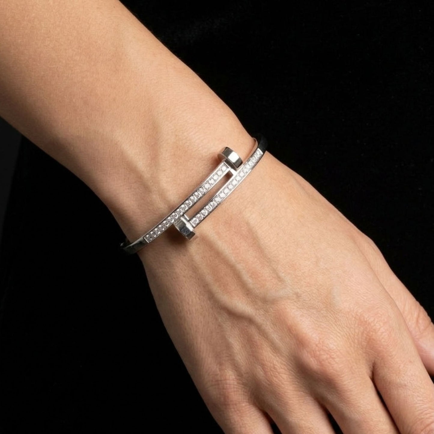 Brazalete Rígido Plateado con Circonitas Engastadas | Cierre Lateral