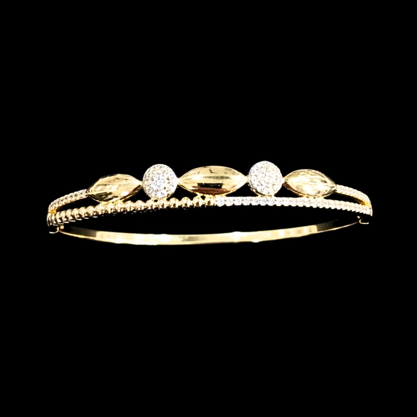 Brazalete Rígido Dorado con Circonitas Engastadas | Acero Chapado Oro 14K
