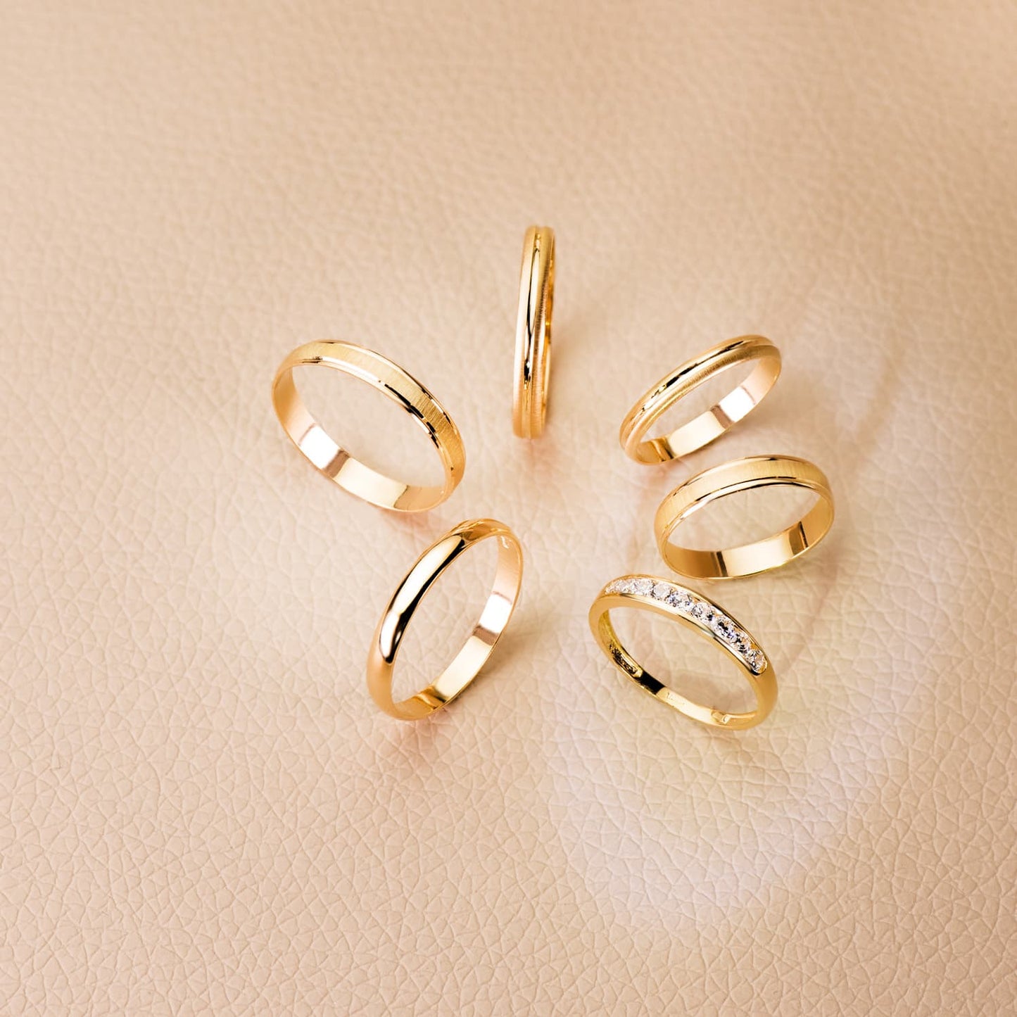 18K ALIANZA ORO AMARILLO CARRIL CON CIRCONITAS. ANCHO: 3,5 MM