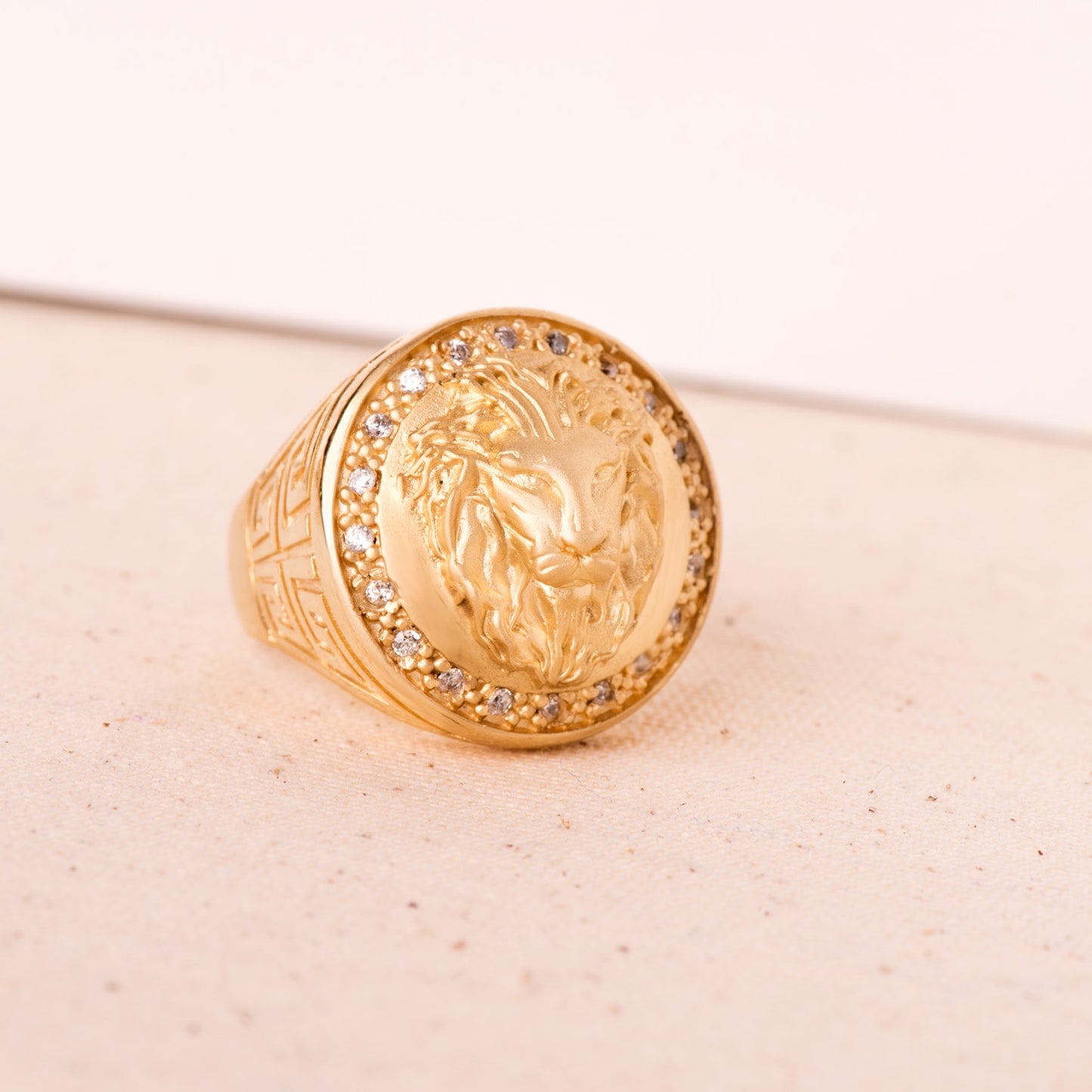18K SELLO ORO AMARILLO LEON CON CIRCONITA LATERAL GRECA ANCHO 19 MM