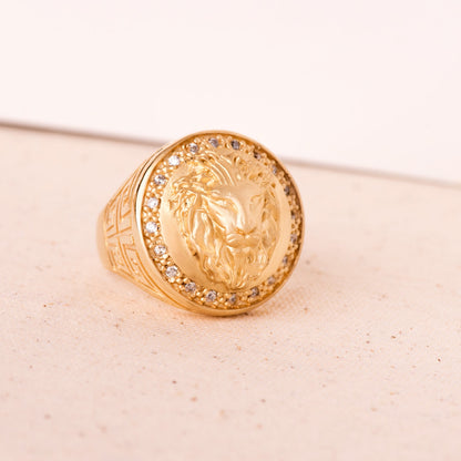18K SELLO ORO AMARILLO LEON CON CIRCONITA LATERAL GRECA ANCHO 19 MM