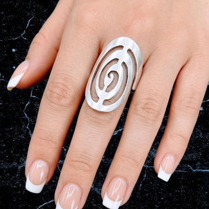 mano de chica luciendo anillo de zamak plateado diseño exclusivo joyeria osnor zamak