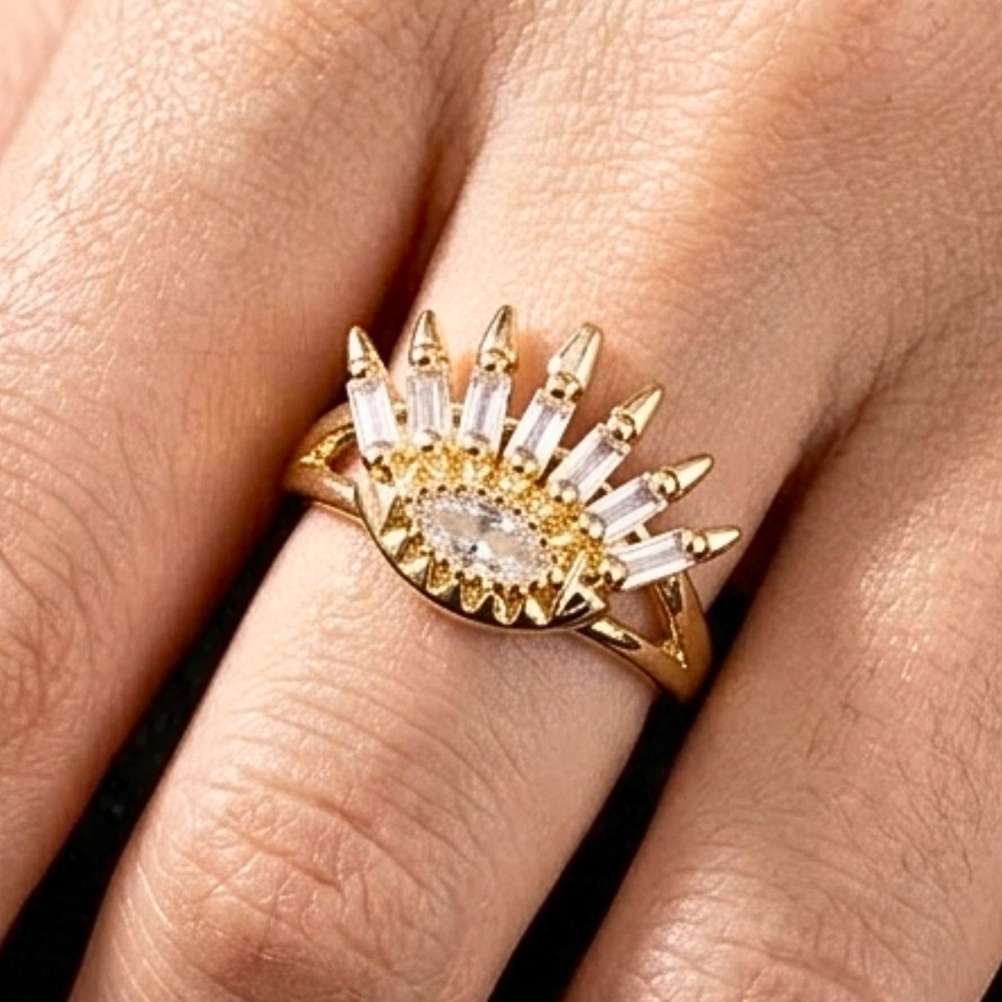 Chica luciendo anillo de acero inoxidable dorado chapado oro 14ktes circonitas blancas engastadas diseño mujer joyería osnor corona y sol