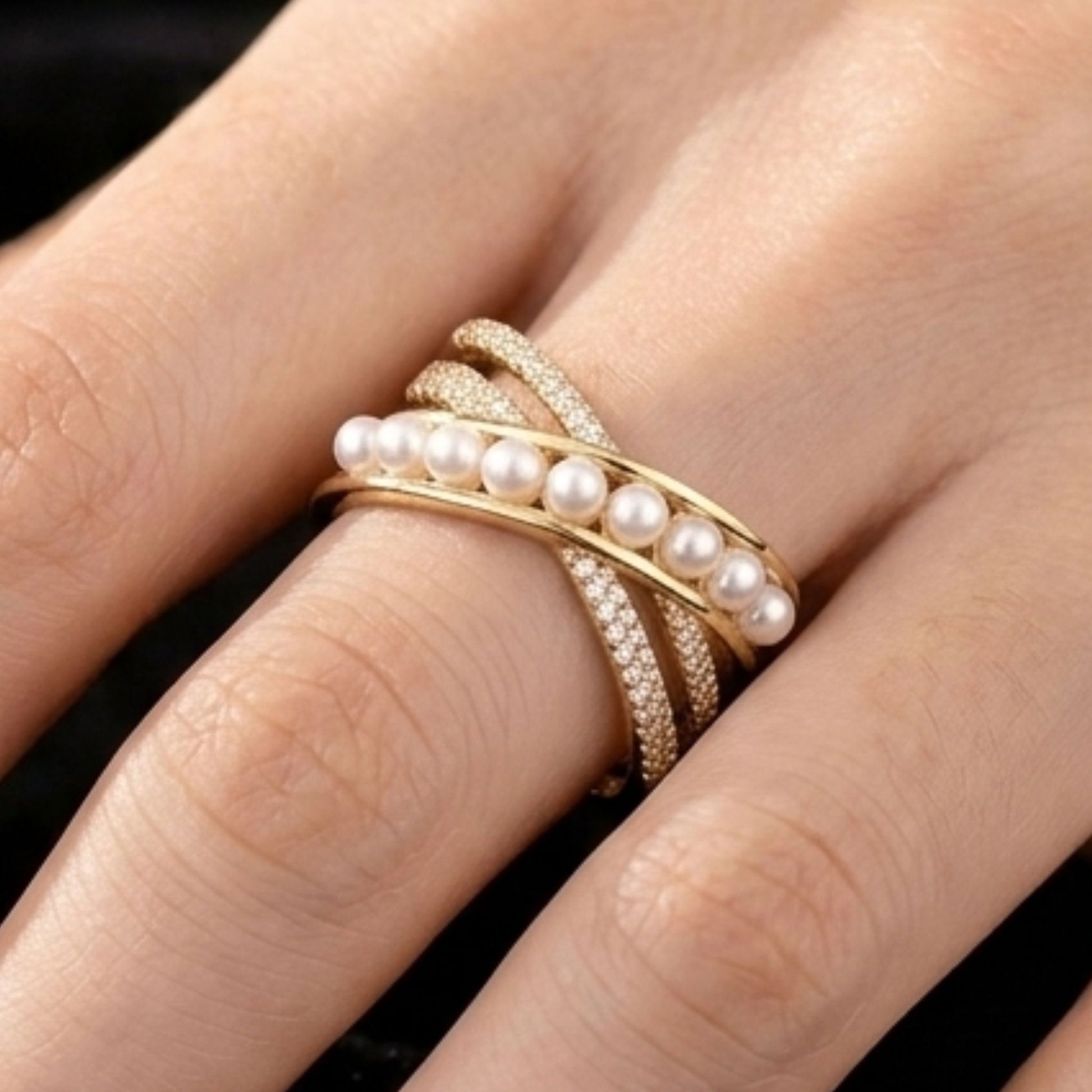 Chica luciendo anillo de acero inoxidable dorado chapado oro 14ktes circonitas blancas engastadas y perlas mujer joyería osnor 