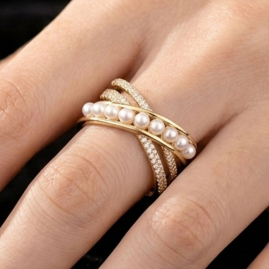 Chica luciendo anillo de acero inoxidable dorado chapado oro 14ktes circonitas blancas engastadas y perlas mujer joyería osnor 