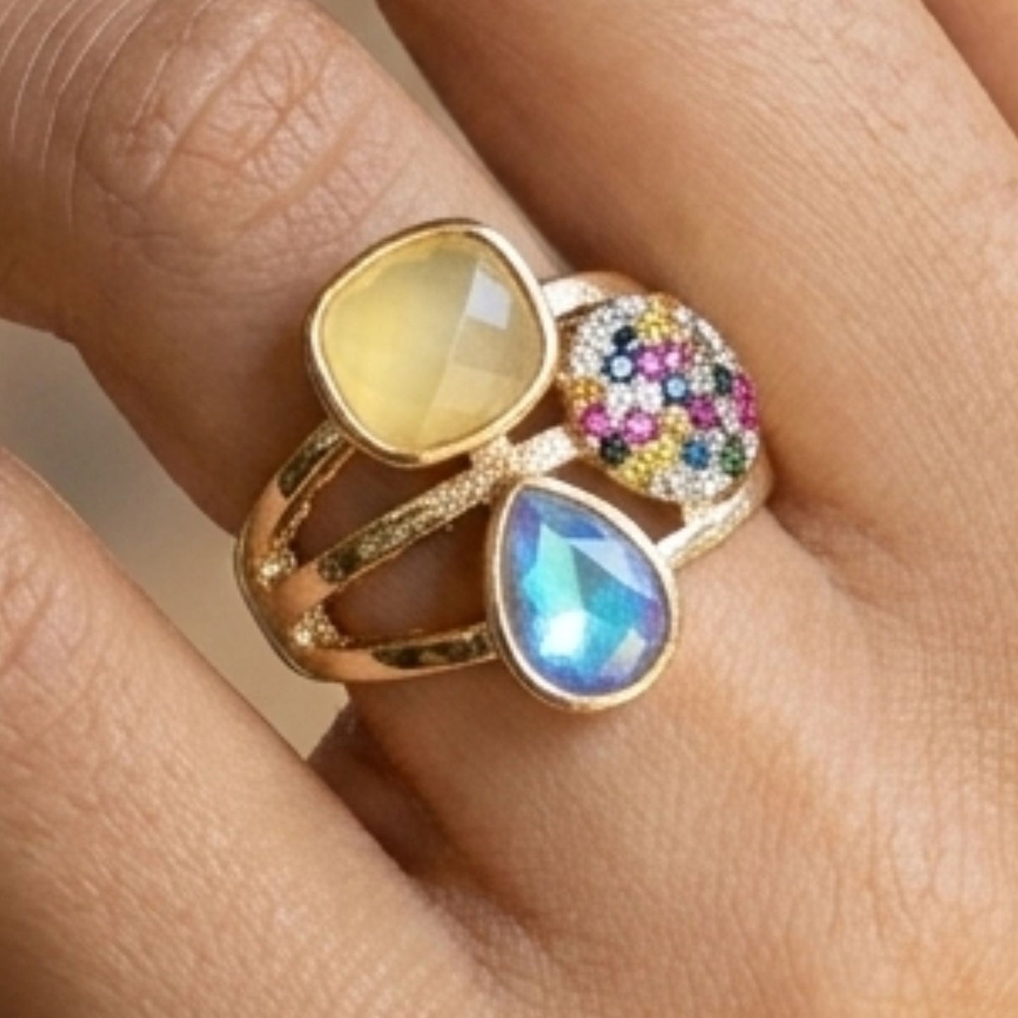 Chica luciendo anillo Sortija de acero inoxidable dorado chapado oro 14ktes circonitas color engastadas joyería osnor 