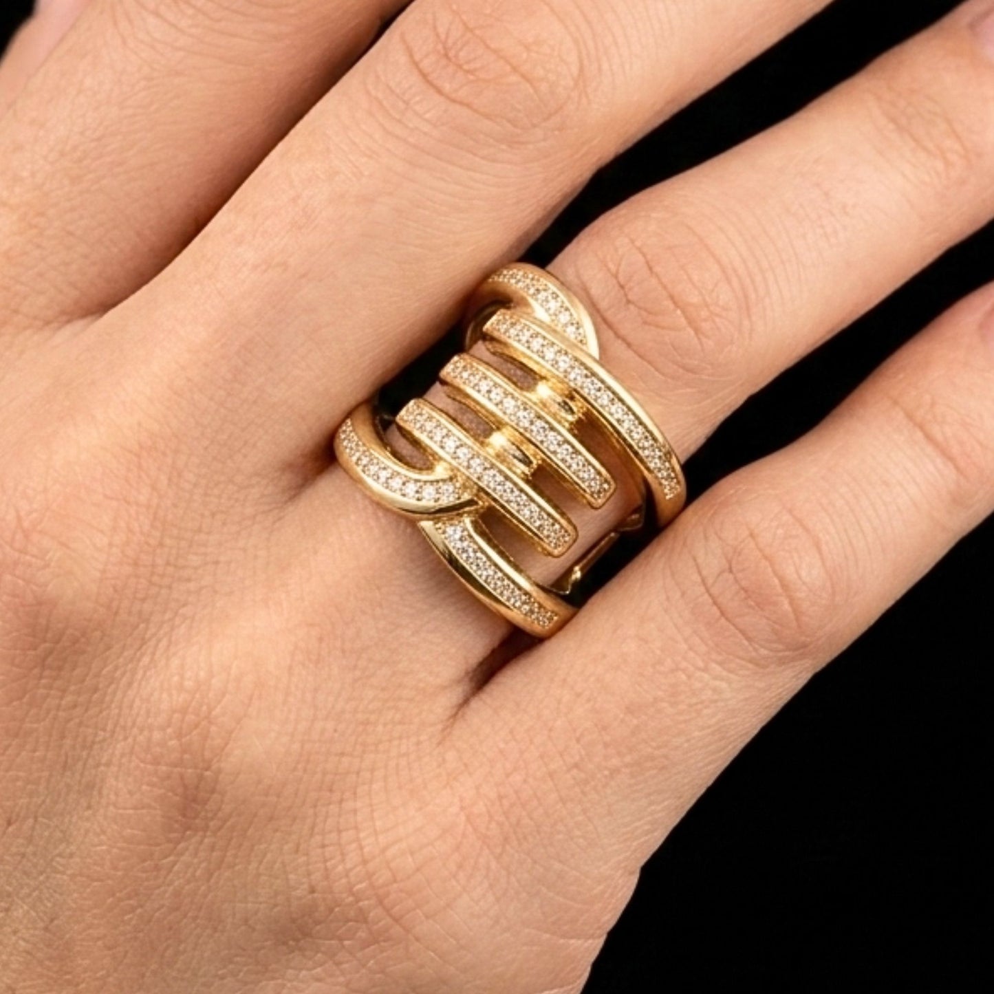 Chica luciendo anillo de acero inoxidable dorado chapado oro 14ktes circonitas blancas engastadas diseño mujer joyería osnor 
