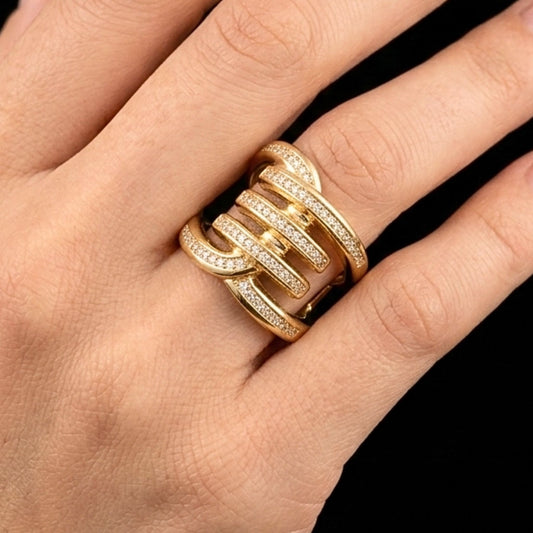Chica luciendo anillo de acero inoxidable dorado chapado oro 14ktes circonitas blancas engastadas diseño mujer joyería osnor 