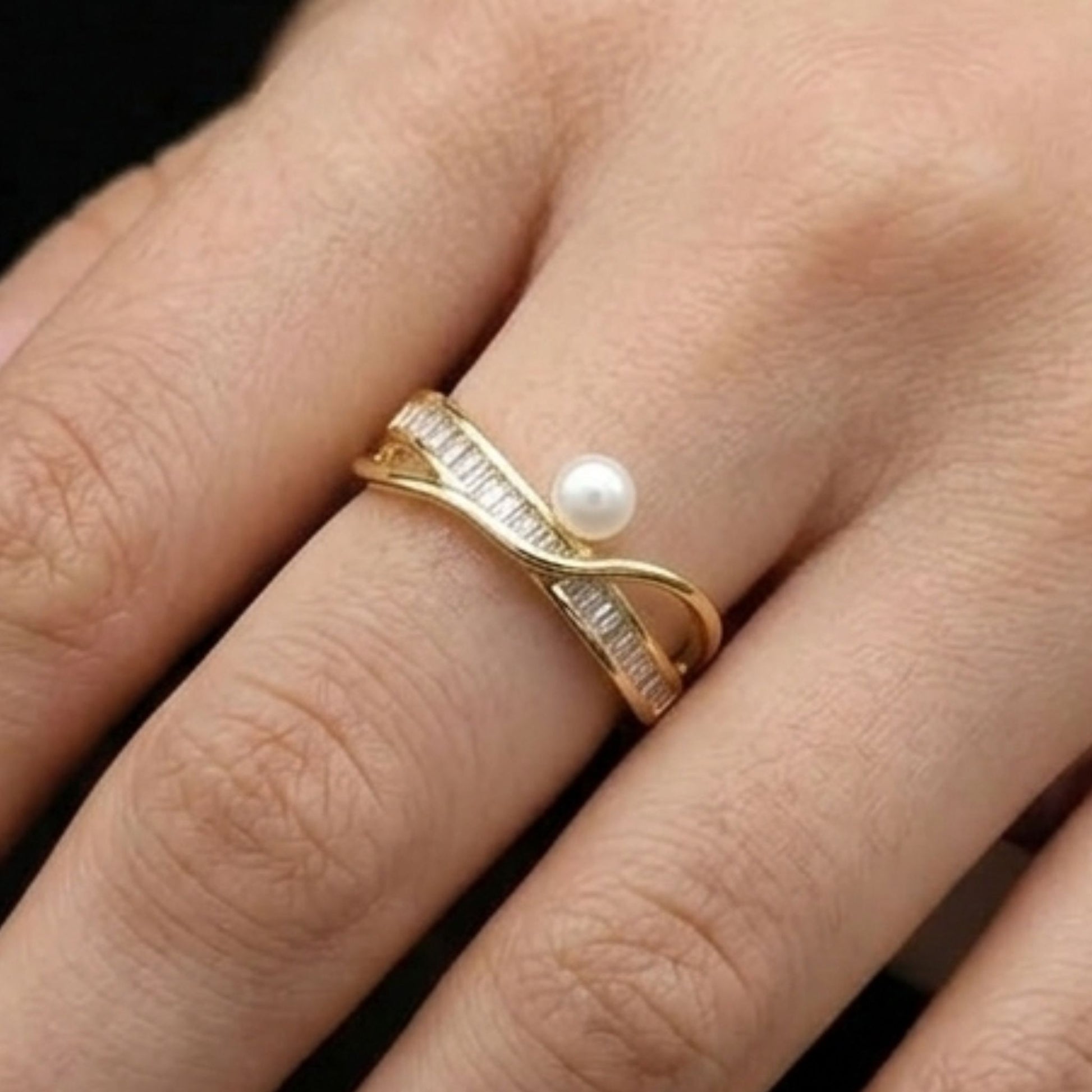 Chica luciendo anillo de acero inoxidable dorado chapado oro 14ktes circonitas blancas engastadas y perlas mujer joyería osnor 