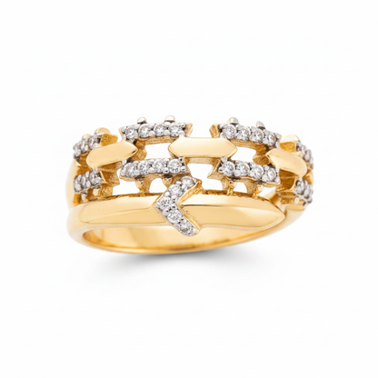 Anillo cadena dorado sobre fondo blanco
