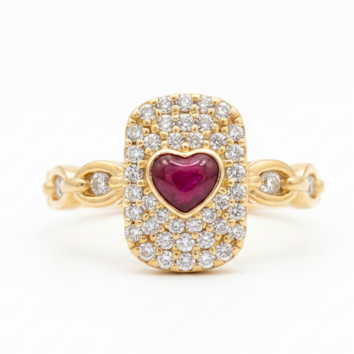 Anillo con rubí corazón sobre fondo blanco