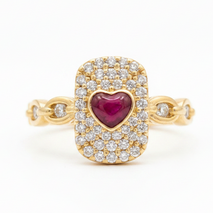 Anillo con rubí corazón sobre fondo blanco