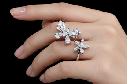 Anillo mariposa y flor en dedo