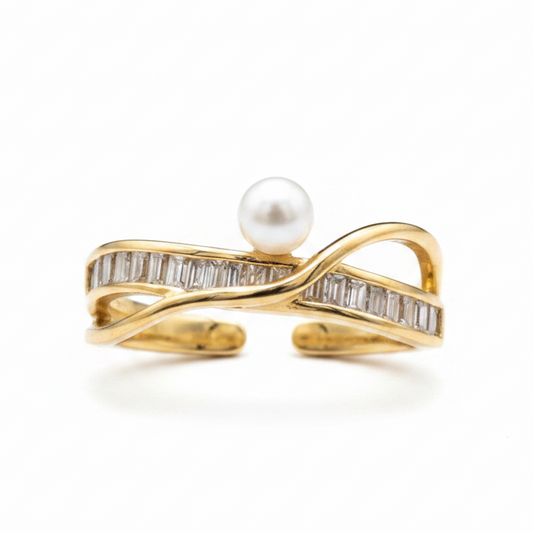 Anillo perla y cristales sobre fondo blanco