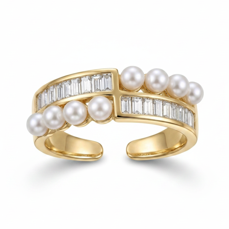 Anillo perlas y cristales sobre fondo blanco