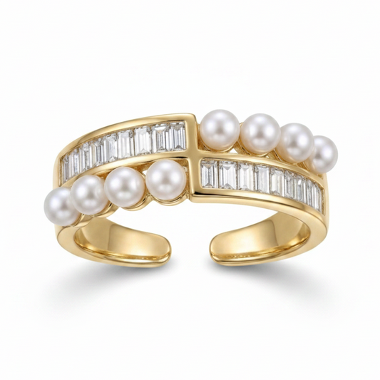 Anillo perlas y cristales sobre fondo blanco