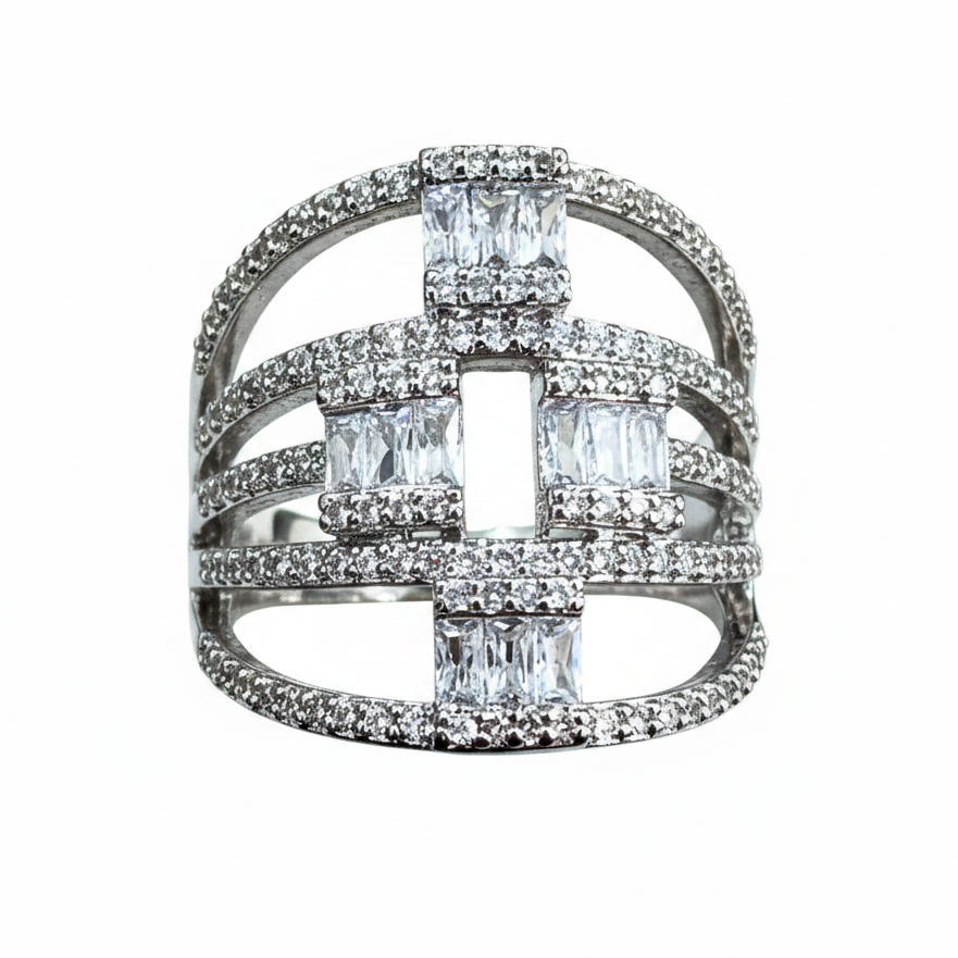 Anillo sobre fondo blanco