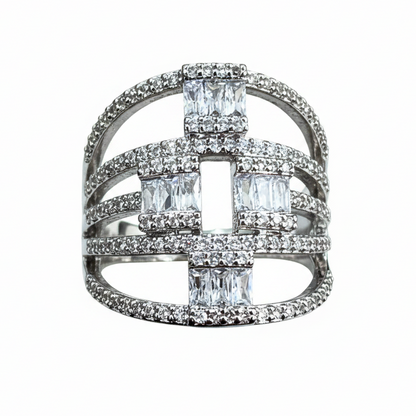 Anillo sobre fondo blanco