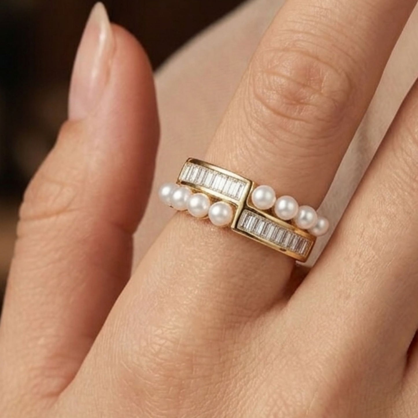 Chica luciendo anillo de acero inoxidable dorado chapado oro 14ktes circonitas blancas engastadas y perlas mujer joyería osnor 