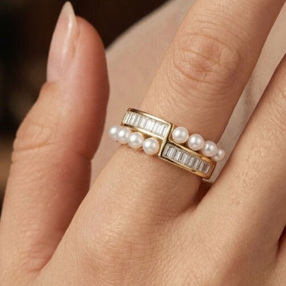 Chica luciendo anillo de acero inoxidable dorado chapado oro 14ktes circonitas blancas engastadas y perlas mujer joyería osnor 