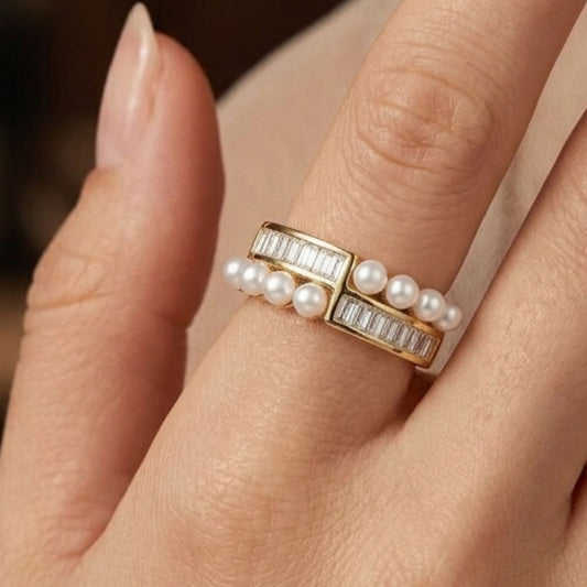 Chica luciendo anillo de acero inoxidable dorado chapado oro 14ktes circonitas blancas engastadas y perlas mujer joyería osnor 