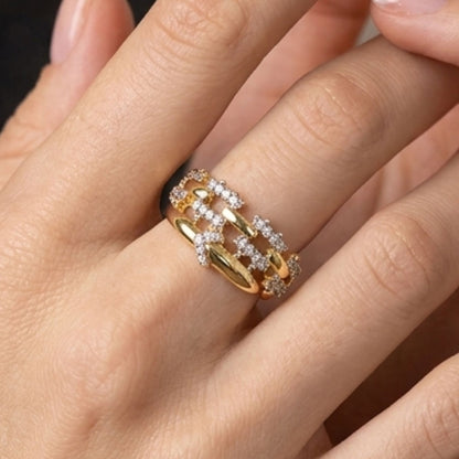 Chica luciendo anillo en acero inoxidable dorado chapado oro 14ktes circonitas blancas engastadas diseño mujer joyería osnor 