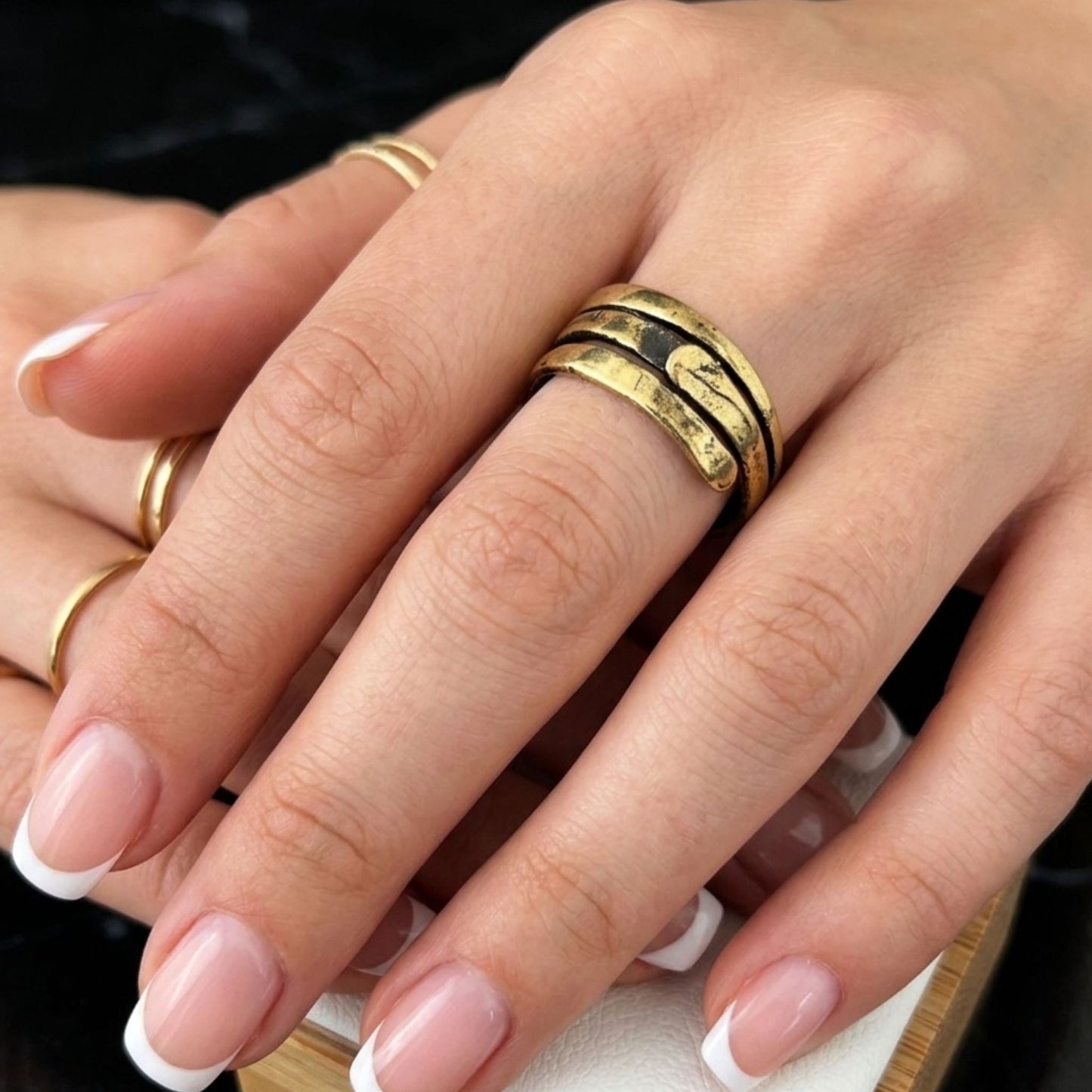 mano de una chica luciendo anioillo de bronce eswcultura vintage joyeria osnor zamak