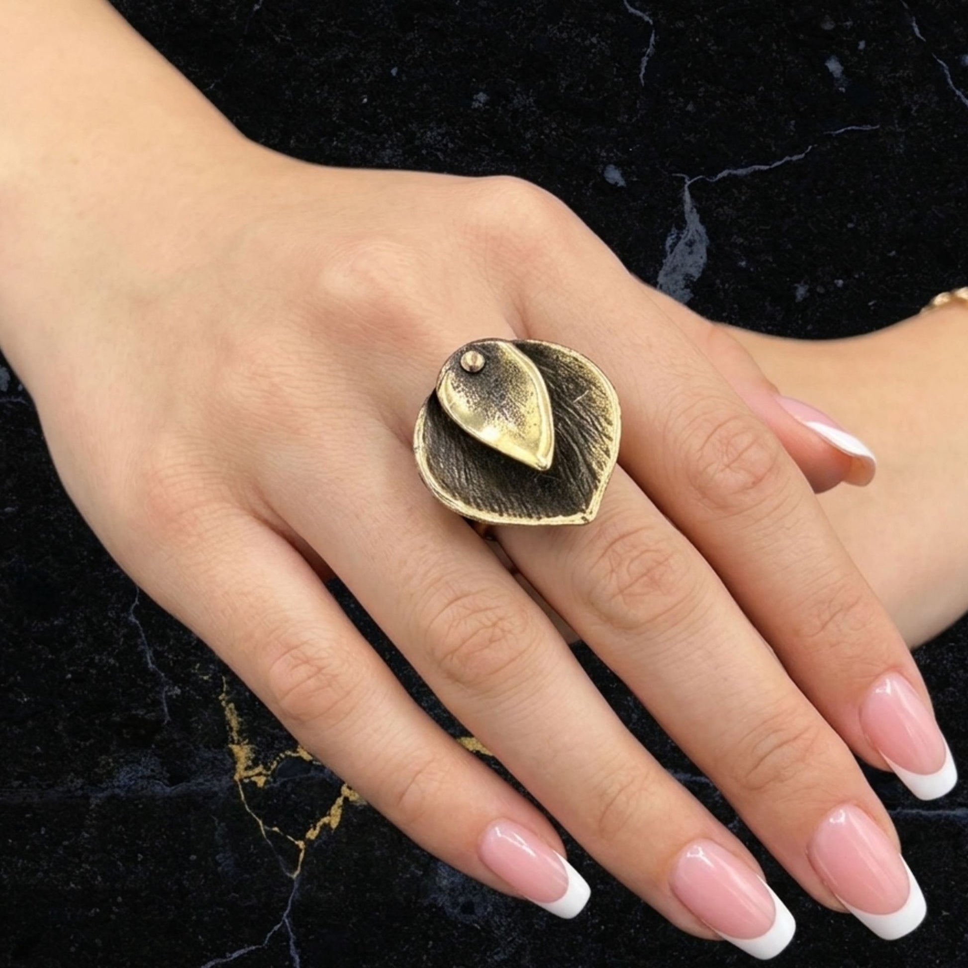 mano de chica luciendo anillo de bronce escultura joyeria osnor zamak