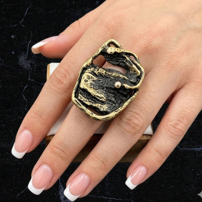mano de chica luciendo sortije de bronce artesanal joyeria osnor zamak