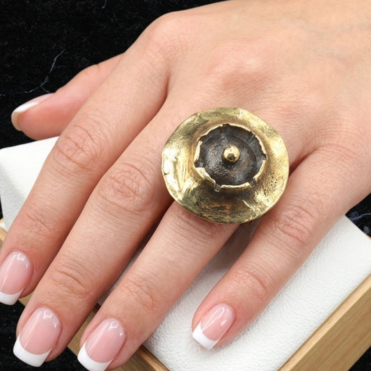 mano de una chica con anillo exclusivo de bronce joyeria osnor zamak