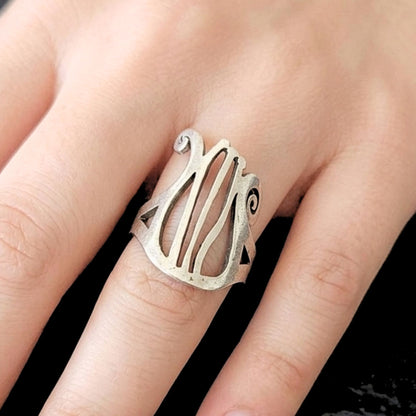 mano de chica mujer luciendo anillo de zamak joyeria osnor 