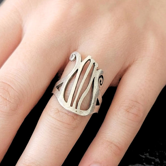mano de chica mujer luciendo anillo de zamak joyeria osnor 
