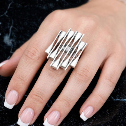 mano de chica luciendo anillo zamak plateado exclusivo joyeria osnor zamak