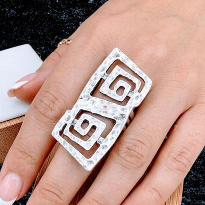 mano de mujer luciendo anillo de zamak plateado diseño exclusivo arte joyeria osnor zamak