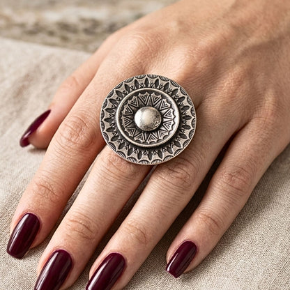manos de chica luciendo anillo de zamak etnico exclusivo joyeria osnor zamak