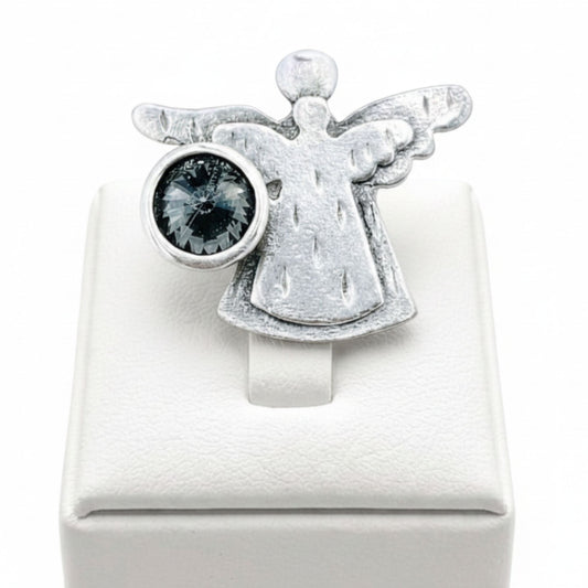 Anillo Zamak ángel 3D con circonita gris 12mm sobre expositor de madera, Joyería Osnor Zamak